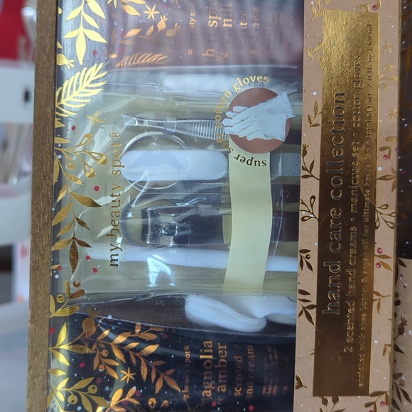 Magnolia & Amber Scented Bath Soak w/ Wood/ Scoop and Hand Care Collection - Picture 3 of 3